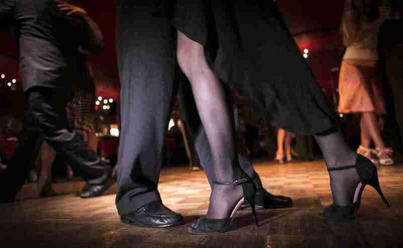 dancing-feet-couple